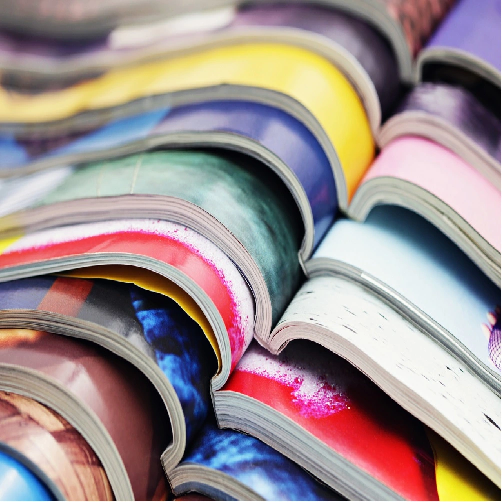 plusieurs magazines très colorés empilés