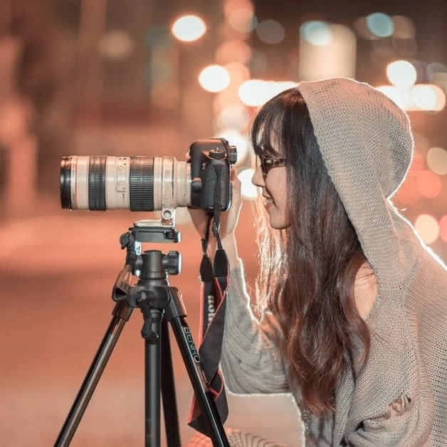 femme qui prend un cliché avec son appareil photo professionnel