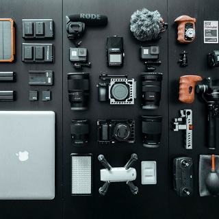 nombreux accessoires et matériel de photographe bien rangés